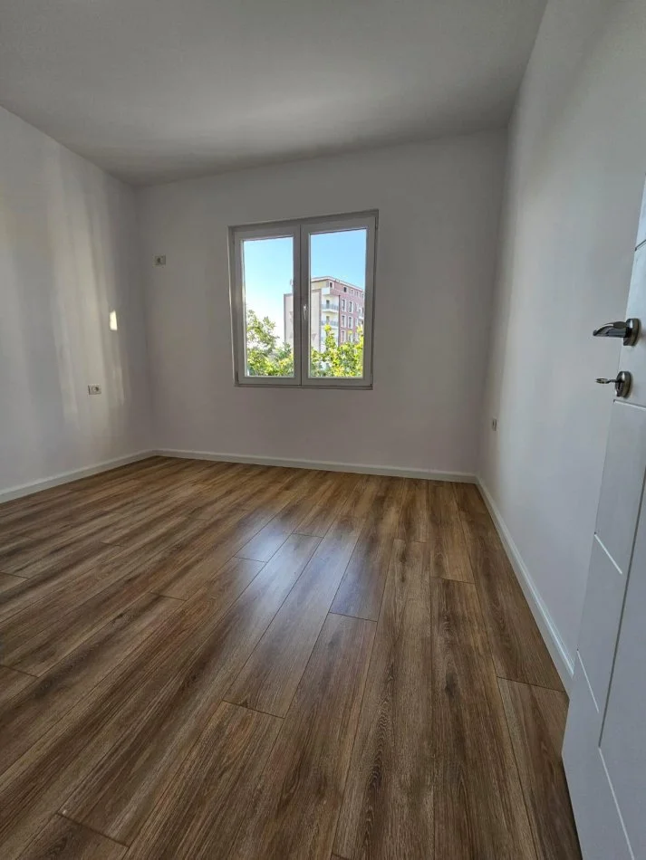 Tirane, vendesi appartamento 1+1 con balcone al quinto piano, 48 m², 133.000 € (RRUGA E KAVAJES)