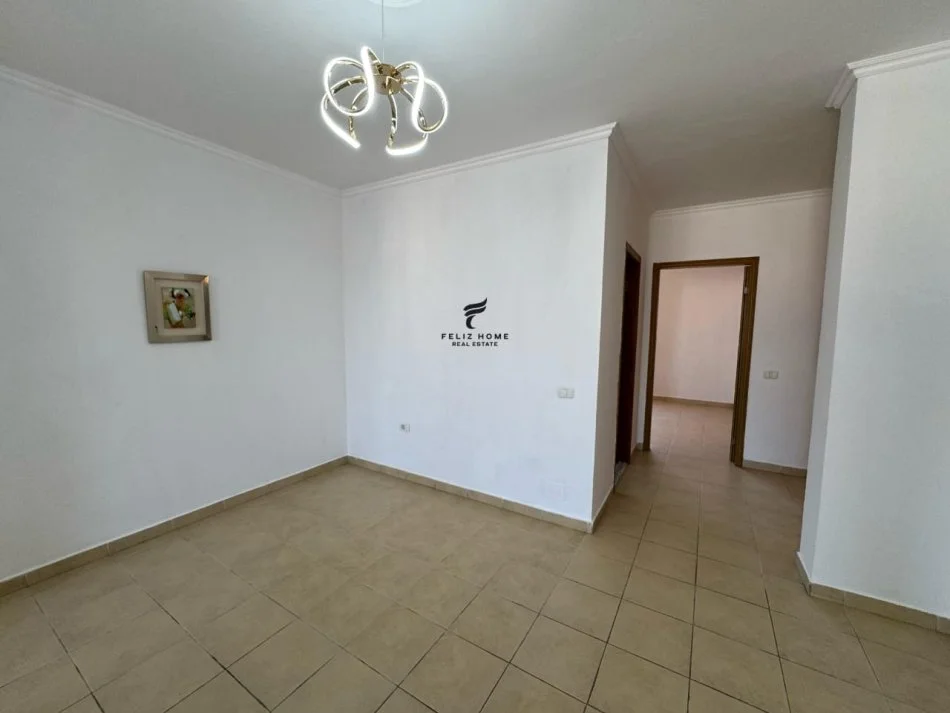 Tirane, vendesi appartamento 2+1 con balcone al 4° piano, 96 m², 129.000 € (FRESK)