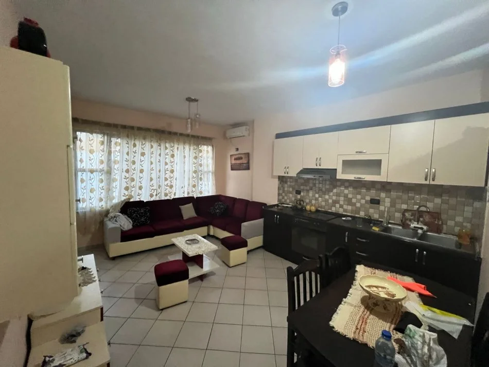 Tirane, vendesi appartamento 2+1 con balcone al 4° piano, 96 m², 129.000 € (FRESK)