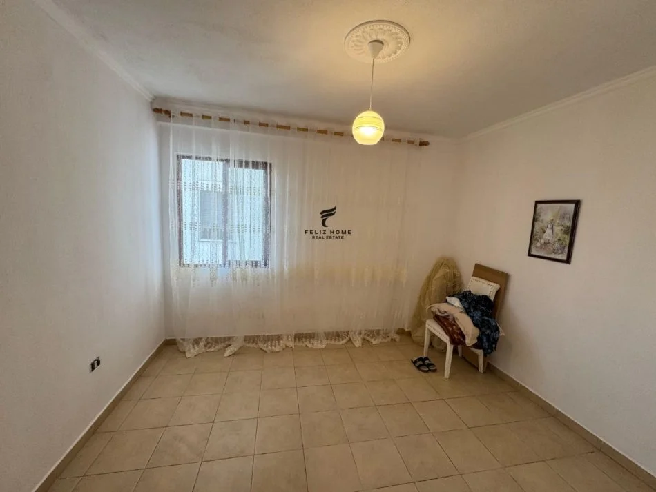 Tirane, vendesi appartamento 2+1 con balcone al 4° piano, 96 m², 129.000 € (FRESK)