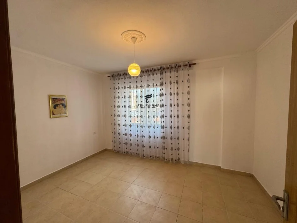 Tirane, vendesi appartamento 2+1 con balcone al 4° piano, 96 m², 129.000 € (FRESK)