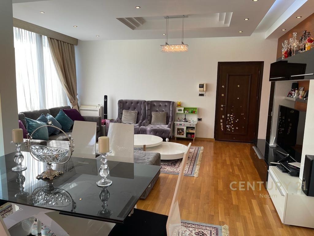 Ne Bllok, Jepet me qera apartament 2+1 I mobiluar