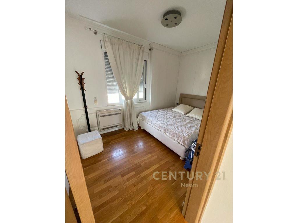 Ne Bllok, Jepet me qera apartament 2+1 I mobiluar