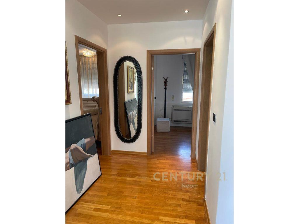 Ne Bllok, Jepet me qera apartament 2+1 I mobiluar