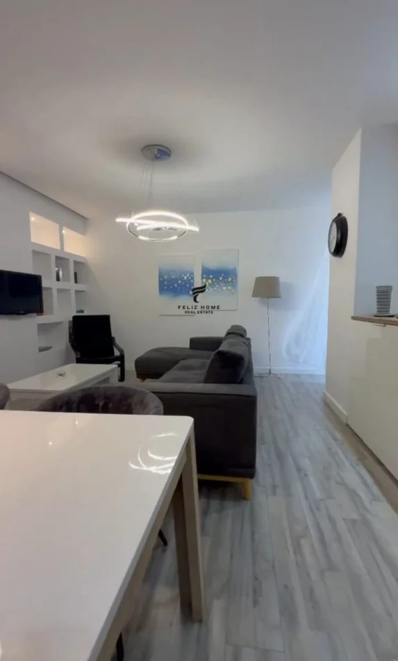 Tirane, vendesi appartamento 1+1 con balcone al 4° piano, 81 m², 175.000 € (VIA DELLE BARRICATE)