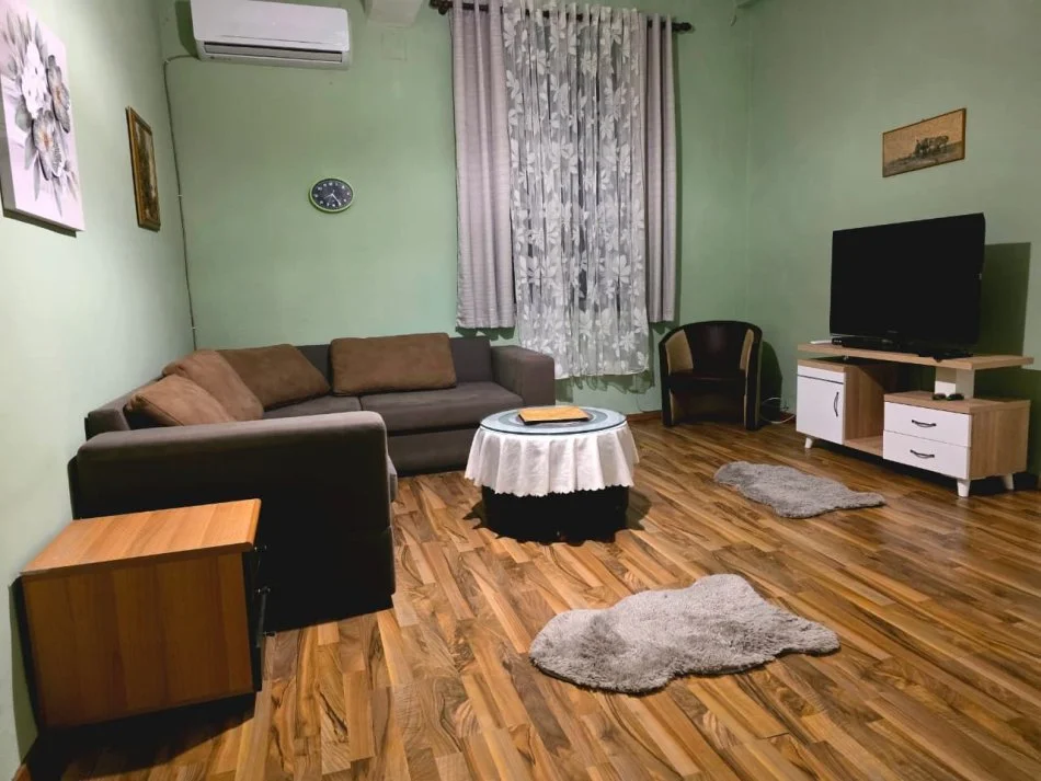Tirane, jepet me qera apartament 1+1 Kati 1, 100 m² 500 € (MYSLYM SHYRI)
