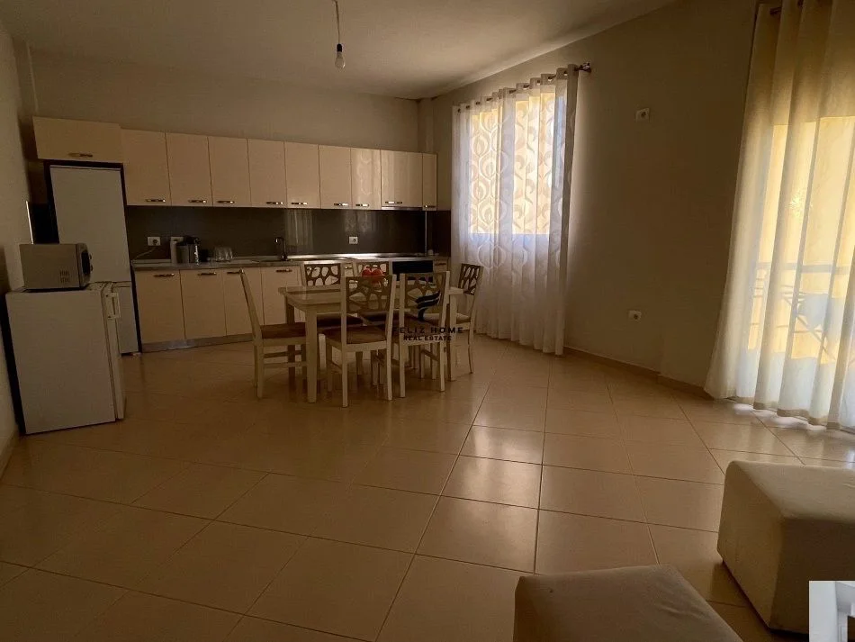 Tirane, affitto villetta su 2 piani, 360 m², 2.000 € (TEG)