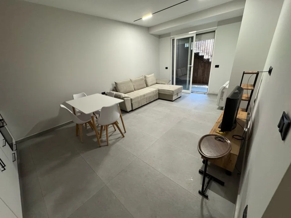 Tirane, vendesi appartamento 1+1 Piano 0, 118.000 € (Scuola Unificata)