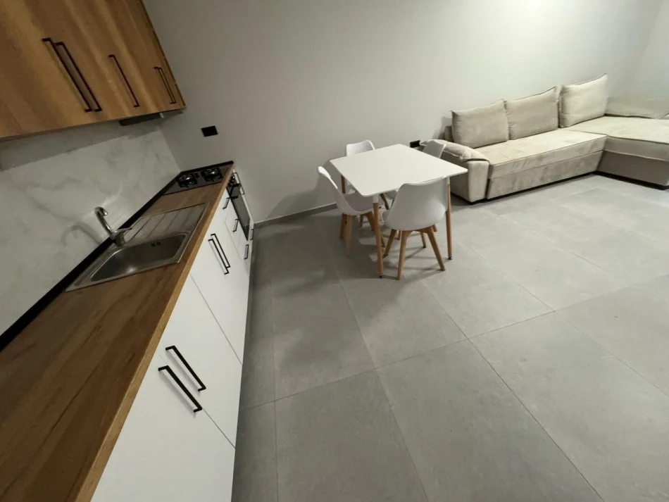 Tirane, vendesi appartamento 1+1 Piano 0, 118.000 € (Scuola Unificata)