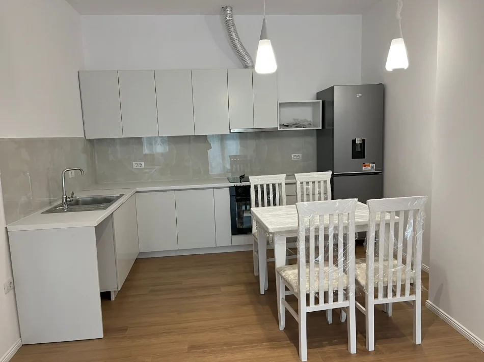 Tirane, affitto mensile appartamento 1+1 Piano 1, 70 m² 450 € (ALI DEMI)