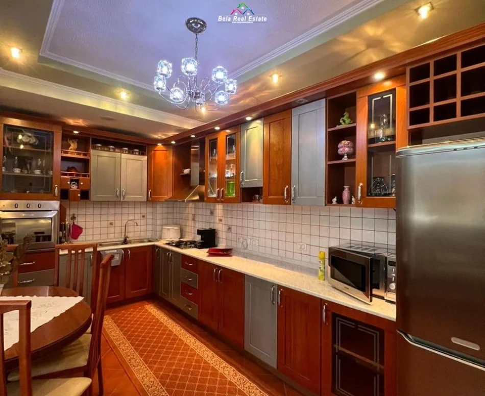 Tirane, affitto appartamento 2+1 Piano 10, 110 m² 740 € (Via Sabaudin Gabrani)