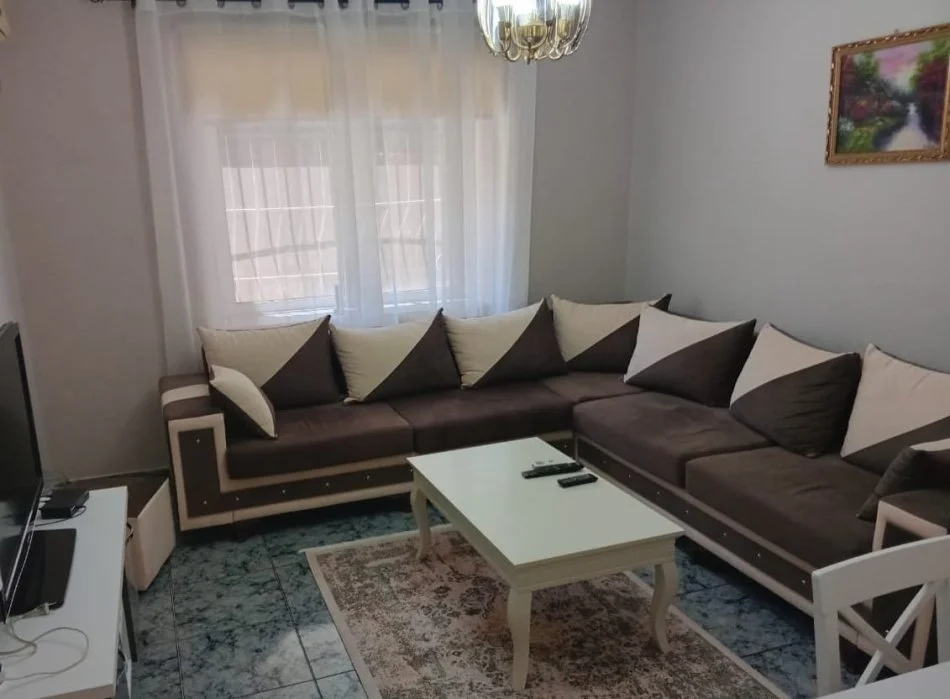 Tirane, jepet me qera apartament 2+1+Ballkon Kati 1, 80 m² 700 € (PAZARI I RI)