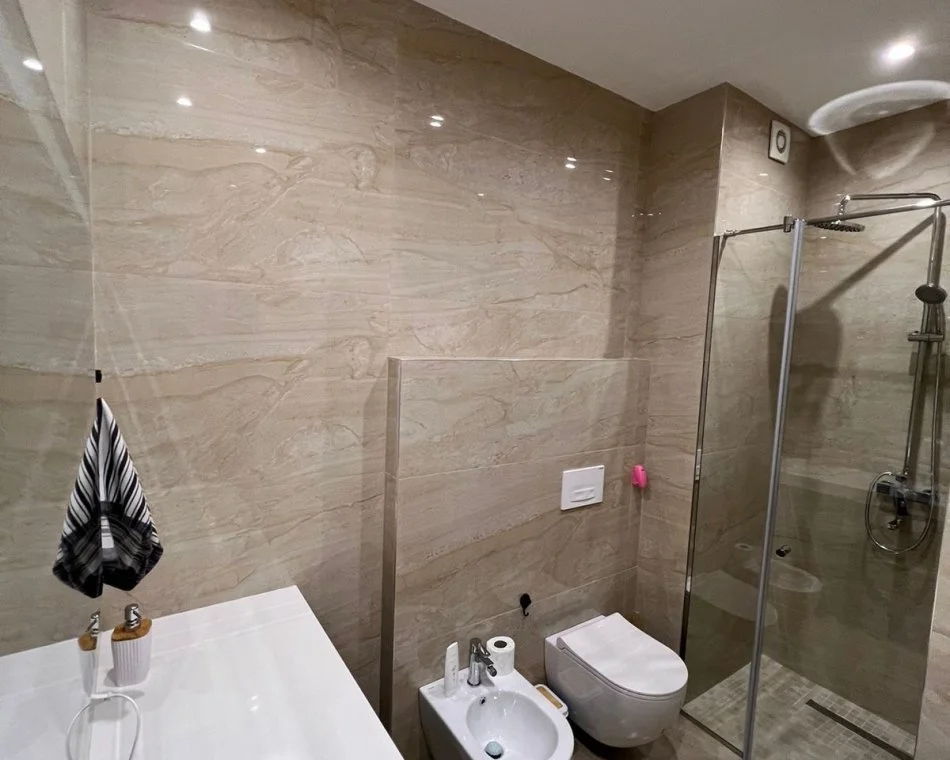 Tirane, affitto appartamento 2+1 con balcone, piano 6, 80 m², 800 € (21 dicembre)