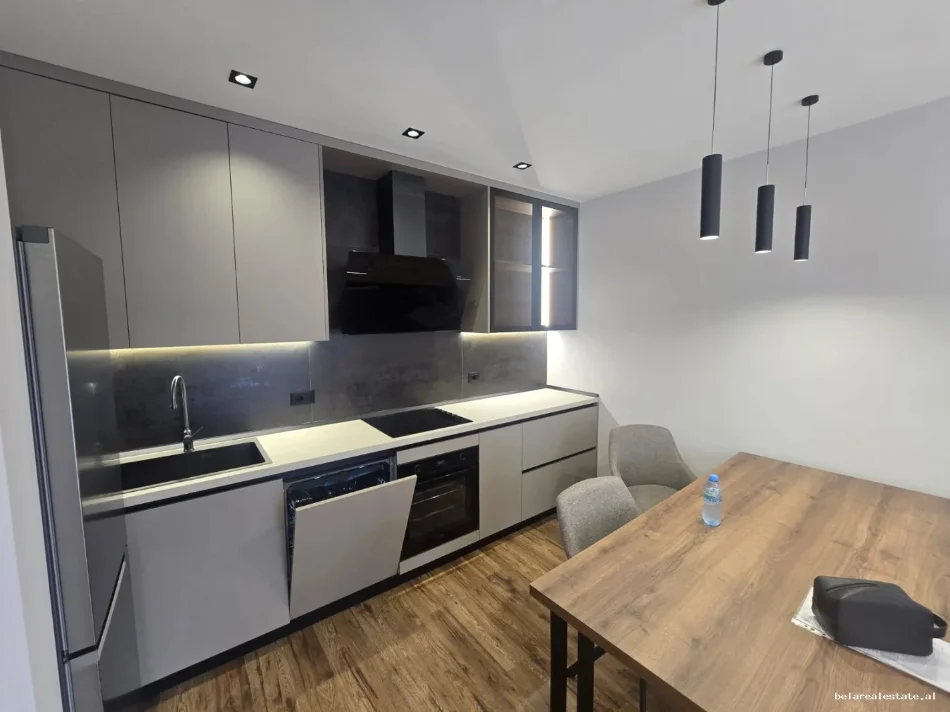 Tirane, affitto appartamento 1+1 con balcone al 6° piano, 72 m², 700 € (ali demi)