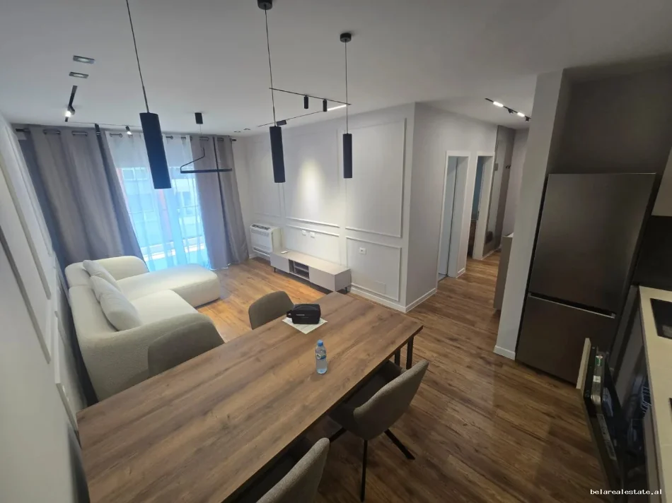 Tirane, affitto appartamento 1+1 con balcone al 6° piano, 72 m², 700 € (ali demi)