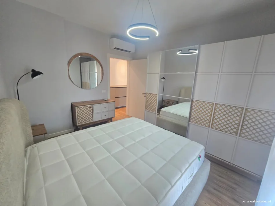 Tirane, affitto appartamento 1+1 con balcone al 6° piano, 72 m², 700 € (ali demi)