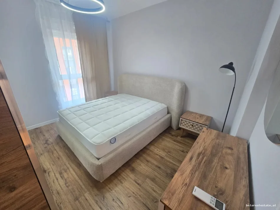 Tirane, affitto appartamento 1+1 con balcone al 6° piano, 72 m², 700 € (ali demi)