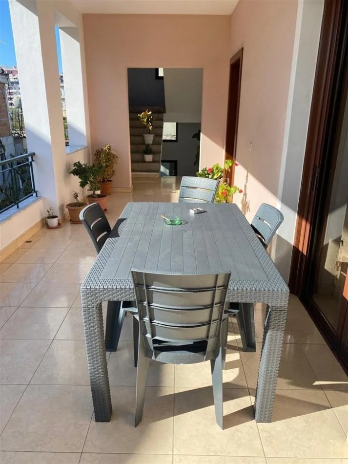 Tirane, affitto appartamento 2 Piani, 369 m², 900 € (LAPRAKE)