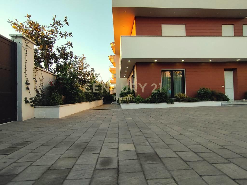 Shesim Vilë pranë Venue Club, Xhamlliku