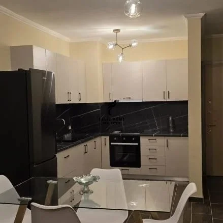 Tirane, affitto di appartamento 2+1 al 6° piano, 120 m², 500 € (Yzberisht)