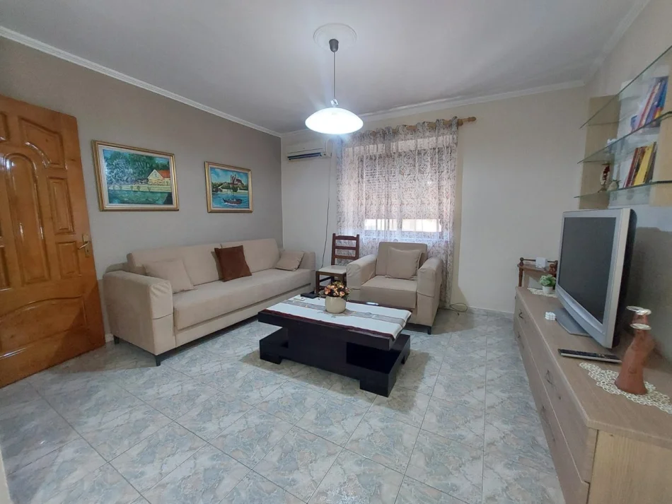 Tirane, affitto appartamento 1+1 al piano 3, 53 m² a 500 € (Via Elbasan)