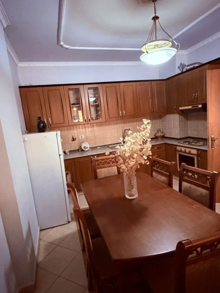 Tirane, jepet me qera apartament 2+1+Ballkon Kati 3, 120 m² 550 € (ASTIR)