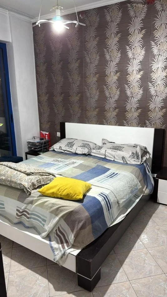 Tirana, affitto appartamento 1+1 con balcone al piano 9, 80 m² a 800 € (VIA DELLE KOSOVARE)