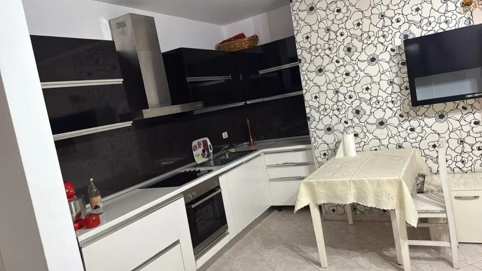 Tirana, affitto appartamento 1+1 con balcone al piano 9, 80 m² a 800 € (VIA DELLE KOSOVARE)