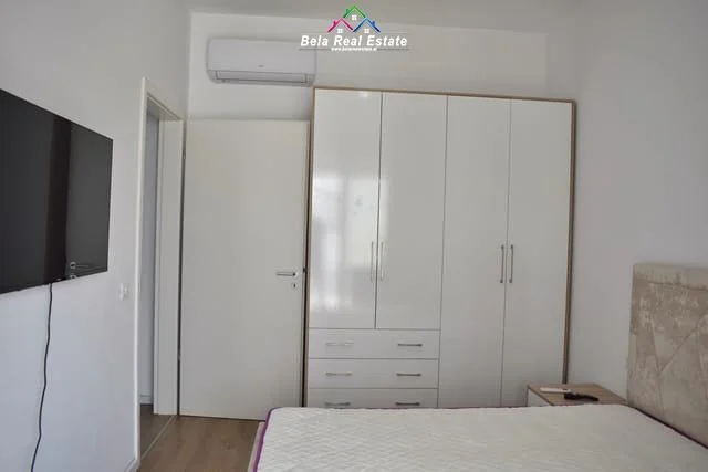 Tirane, affitto appartamento 1+1 con balcone al quinto piano, 60 m², 475 € (ali demi)