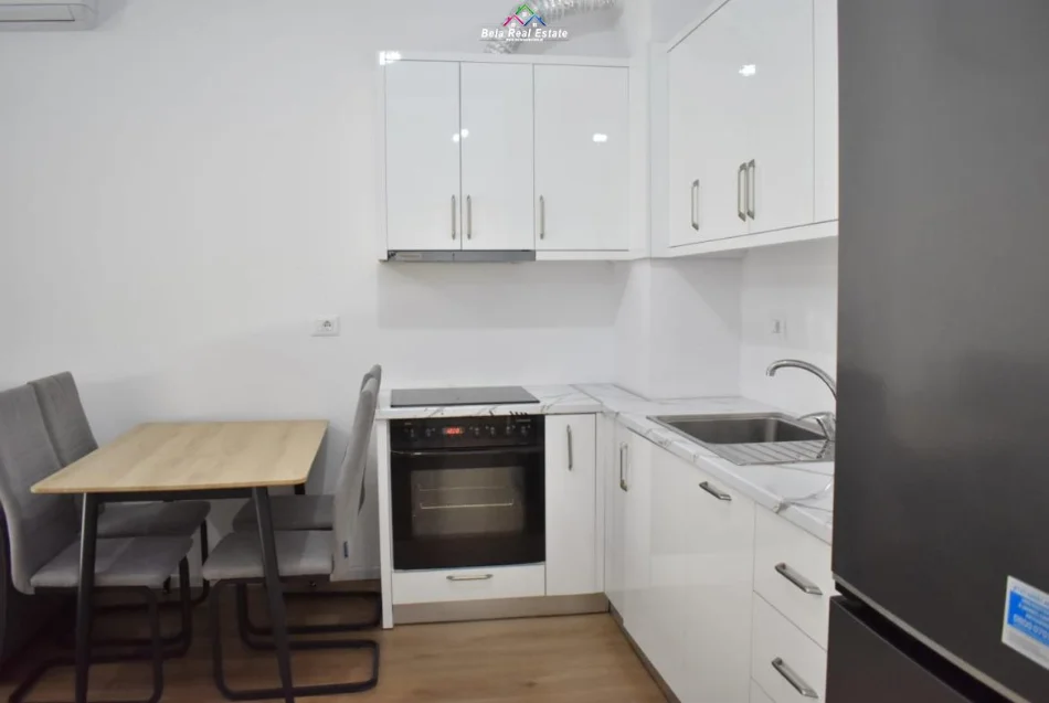 Tirane, affitto appartamento 1+1 con balcone al quinto piano, 60 m², 475 € (ali demi)