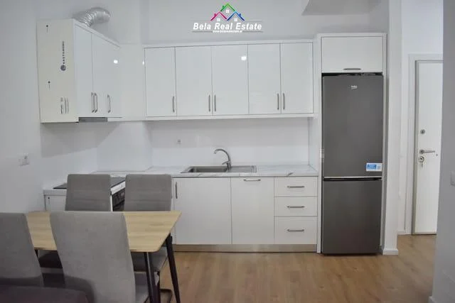 Tirane, affitto appartamento 1+1 con balcone al quinto piano, 60 m², 475 € (ali demi)