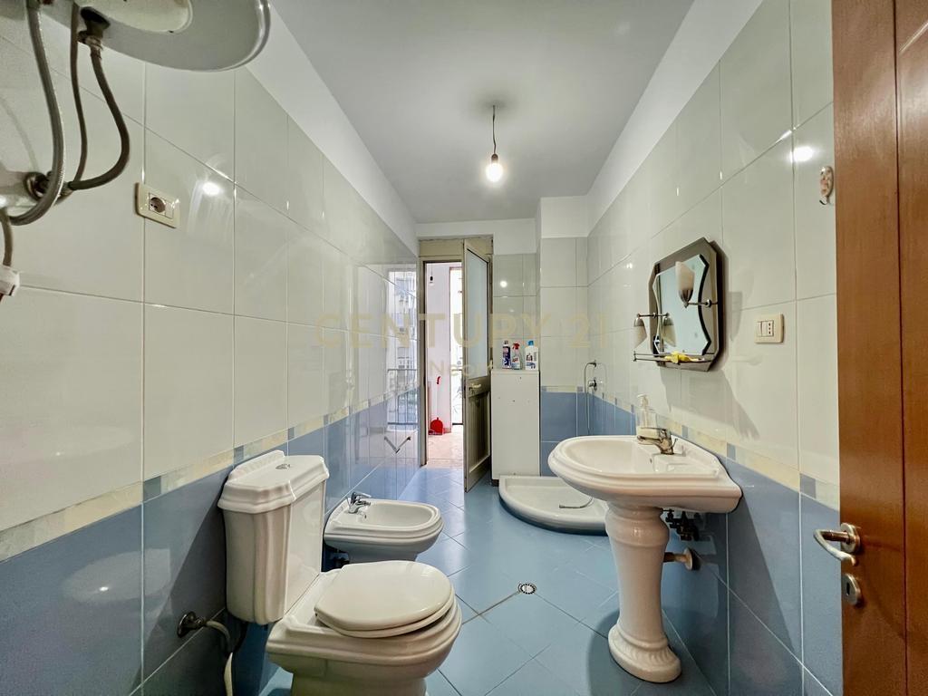 QIRA, ZYRË - 85 m2 te RRUGA KAVAJËS