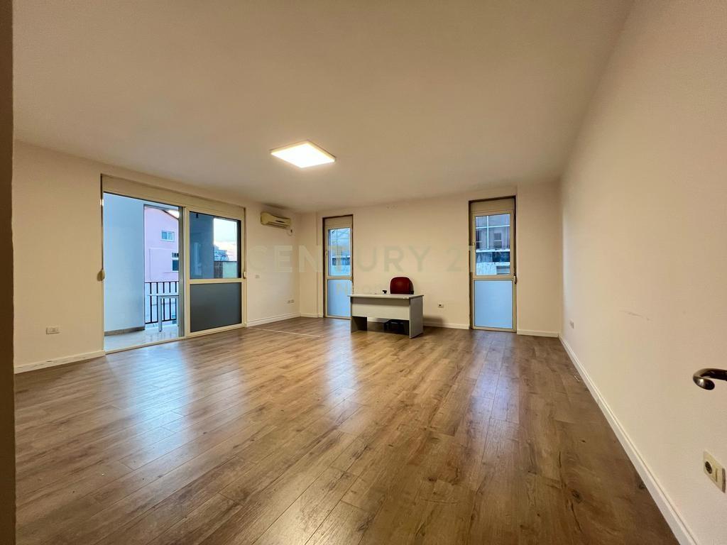 QIRA, ZYRË - 85 m2 te RRUGA KAVAJËS