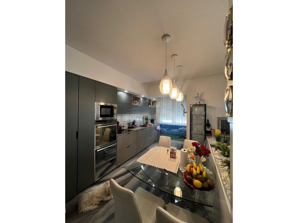 Shitet Apartament 3+1+2+Depo, Komuna e Parisit.