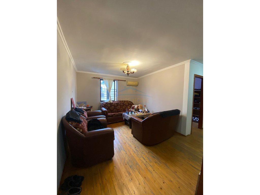 Shitet, Apartament 2+1 , Rruga e Barrikadave, Tirane