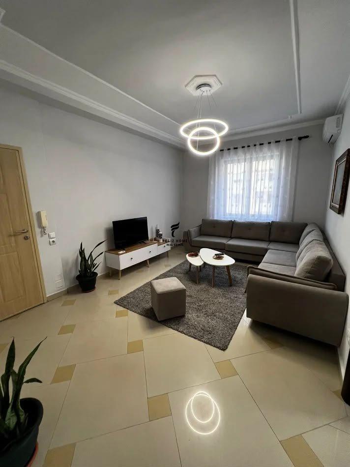 APARTAMENT ME QERA 1+1 RRUGA E ELBASANIT 70.000 LEKE FH-8413