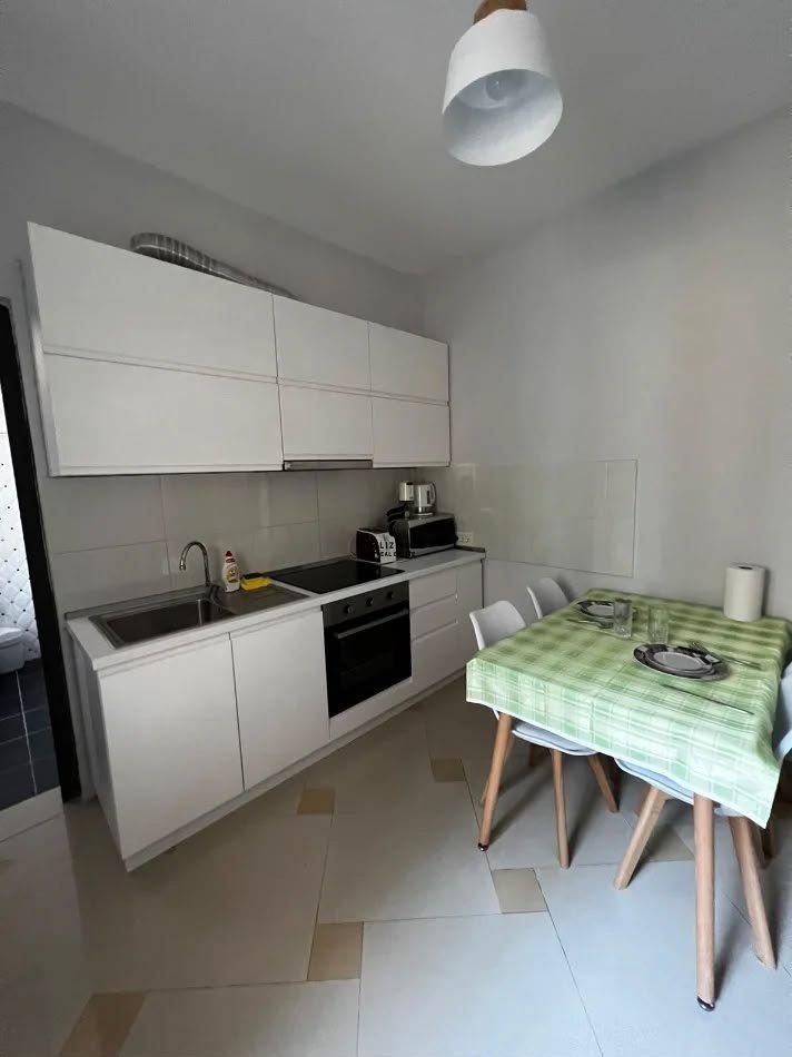 APARTAMENT ME QERA 1+1 RRUGA E ELBASANIT 70.000 LEKE FH-8413