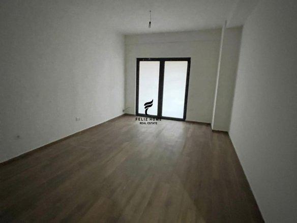 ZYRE ME QERA 118 M2 RRUGA E DIBRES 650 EURO FH-69018