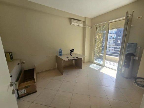 Zyra in affitto 140 m2 via Karl Gega 1.100 euro FH-68723