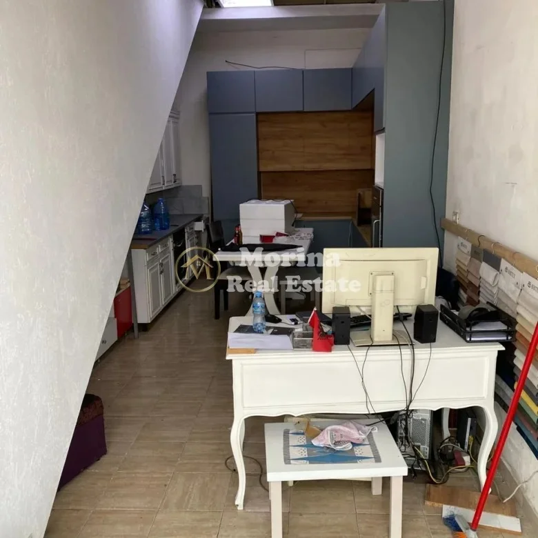 Tirane, vendesi Villa a 2 piani, 248 m², 400.000 € (Vicino Piazza Shqiponja)