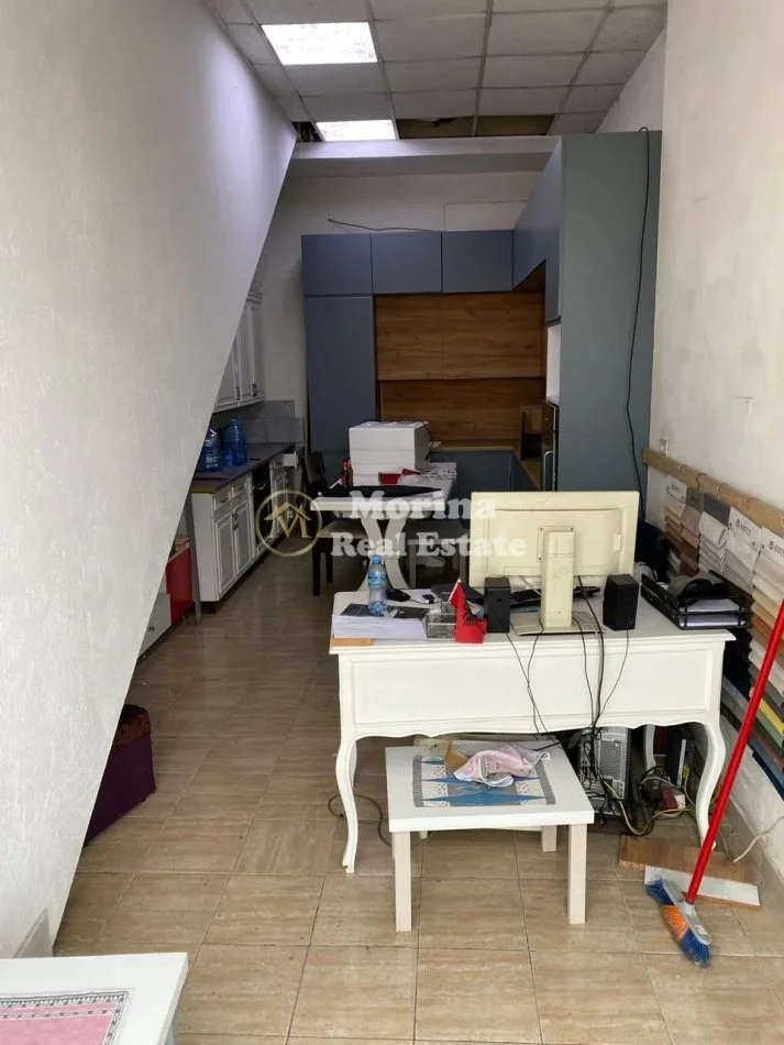 Tirane, vendesi Villa a 2 piani, 248 m², 400.000 € (Vicino Piazza Shqiponja)