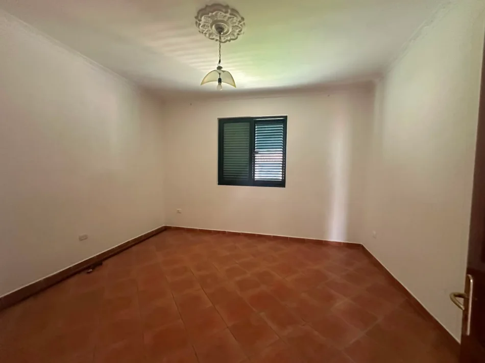 Durrës, vendesi casa, 466 m², 350.000 € (Kryqit të Kuq)