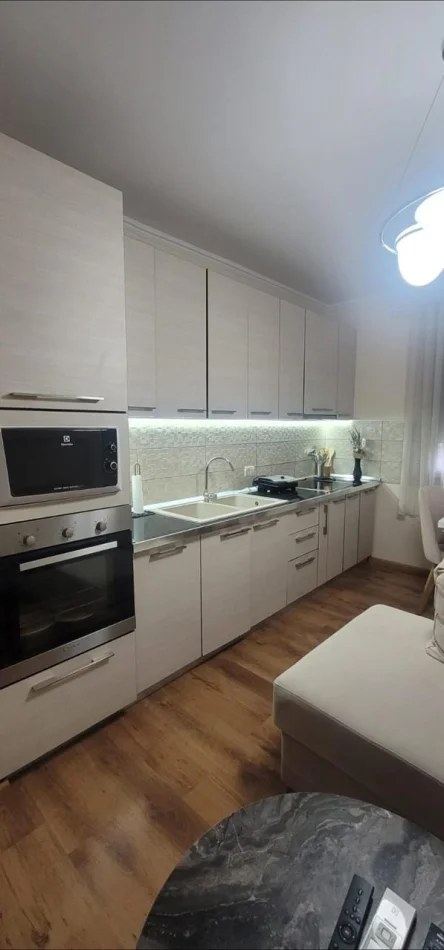 Tirane, affitto appartamento 2+1 Piano 2, 65 m² 500 € (Oxhaku)