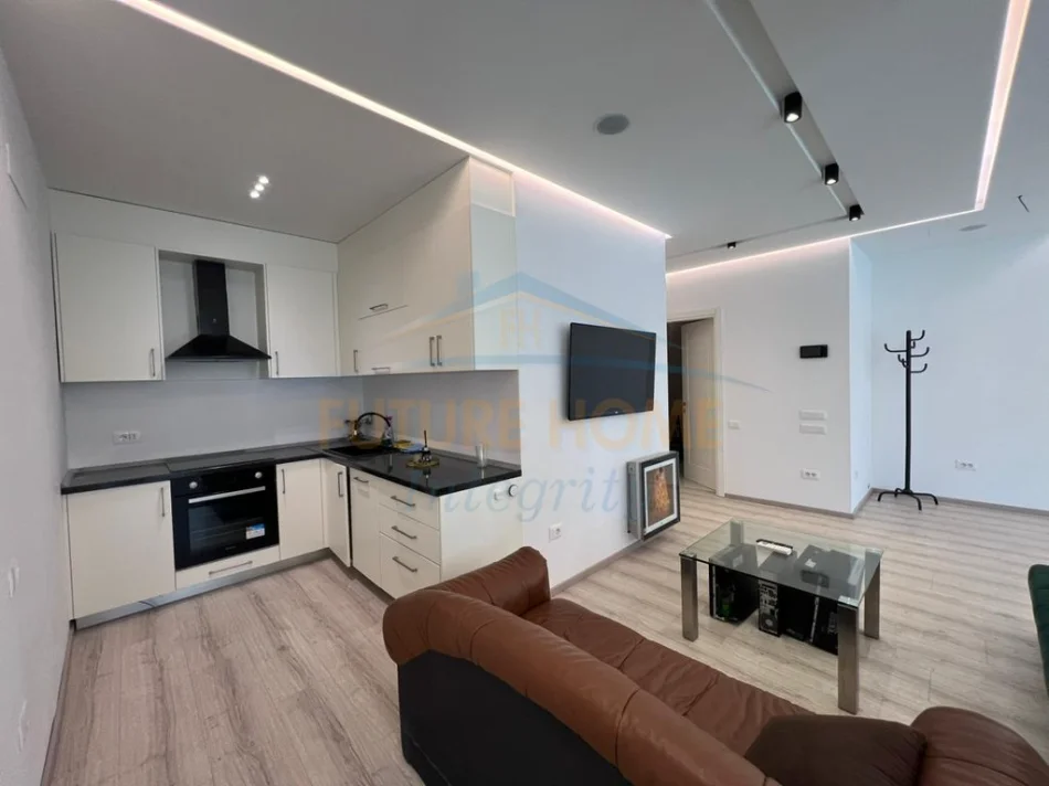 Tirana, affitto appartamento 2+1+2 Balcone, Settimo piano, 92 m², 1.500 € (Blloku)