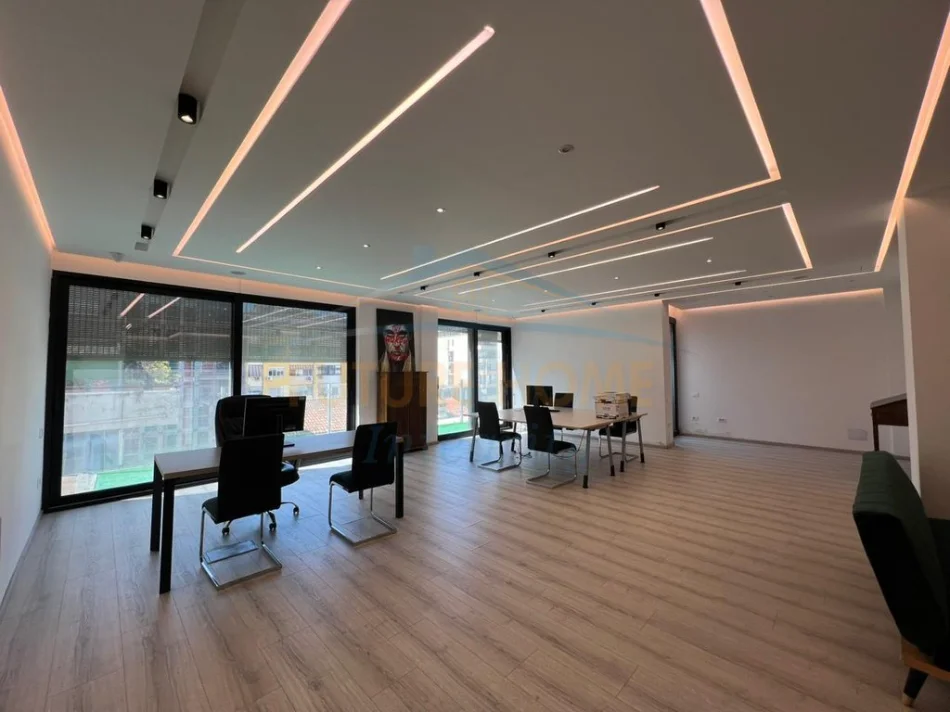 Tirana, affitto appartamento 2+1+2 Balcone, Settimo piano, 92 m², 1.500 € (Blloku)