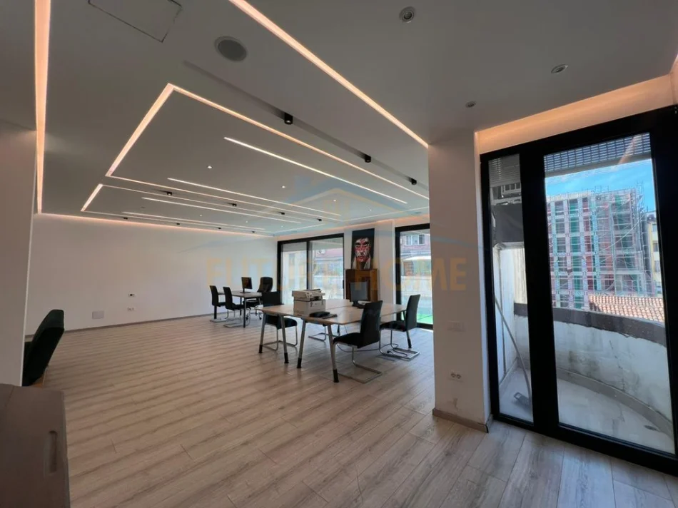 Tirana, affitto appartamento 2+1+2 Balcone, Settimo piano, 92 m², 1.500 € (Blloku)