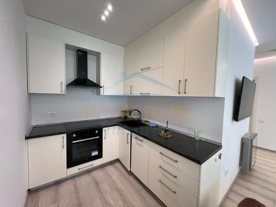 Tirana, affitto appartamento 2+1+2 Balcone, Settimo piano, 92 m², 1.500 € (Blloku)