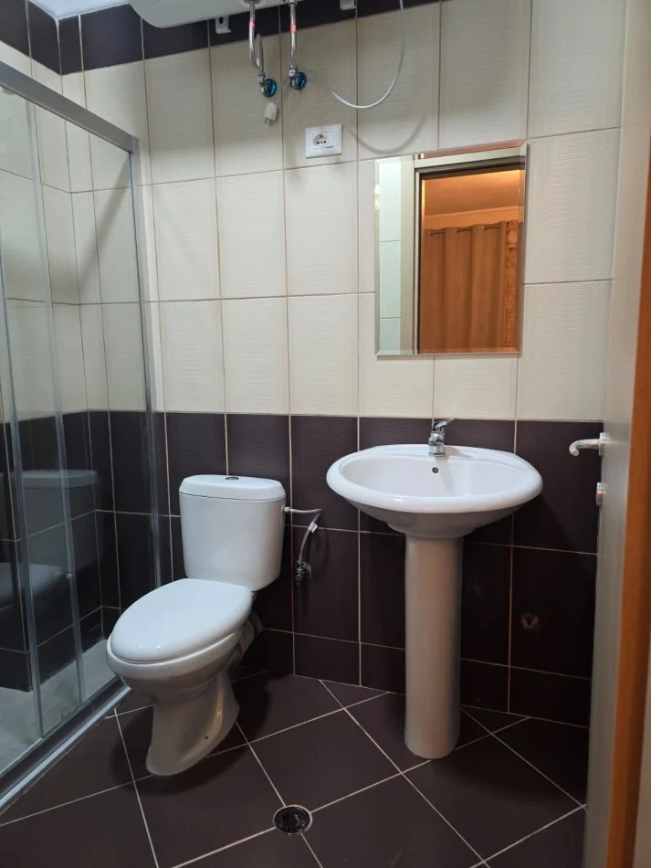 Tirane, affitto appartamento 2+1 al quarto piano, 120 m², 500 € (Yzberisht)