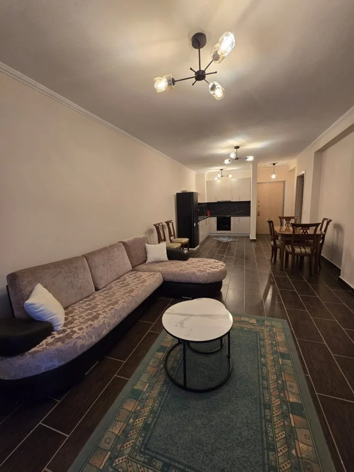 Tirane, jepet me qera apartament 2+1 Kati 4, 120 m² 500 € (YZBERISHT)