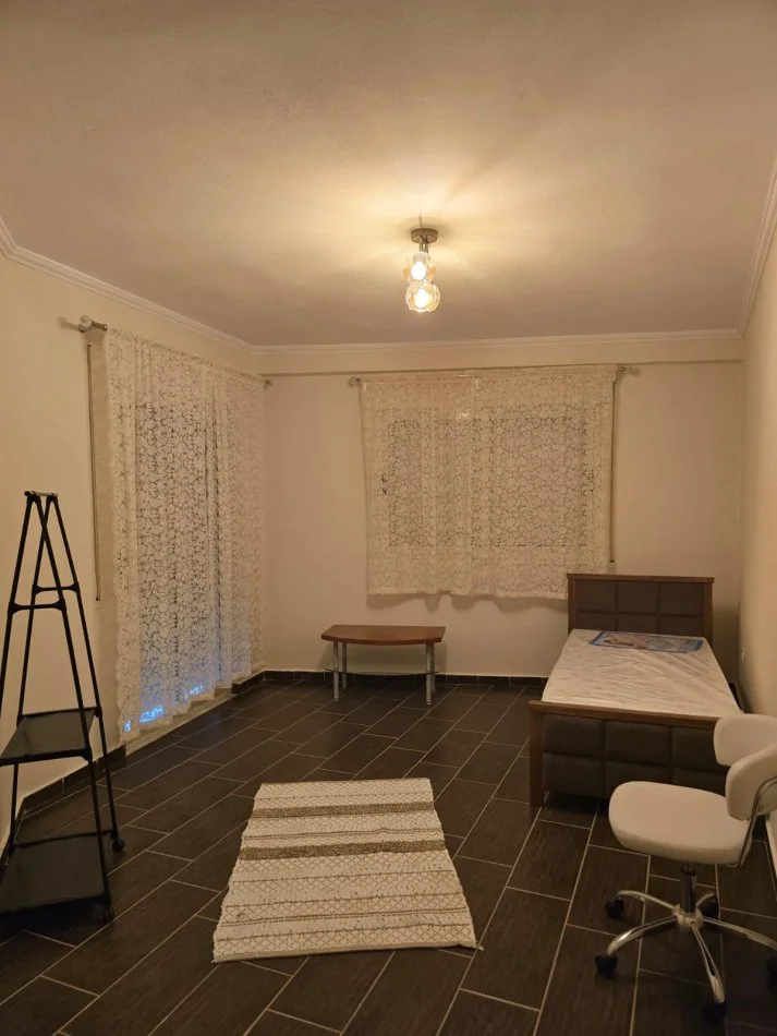 Tirane, affitto appartamento 2+1 al quarto piano, 120 m², 500 € (Yzberisht)